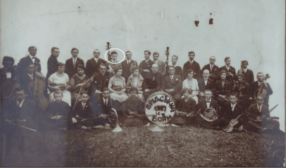 Orquesta formada sólo con familiares de mi papá él en el círculo. Kracovia Polonia 1927